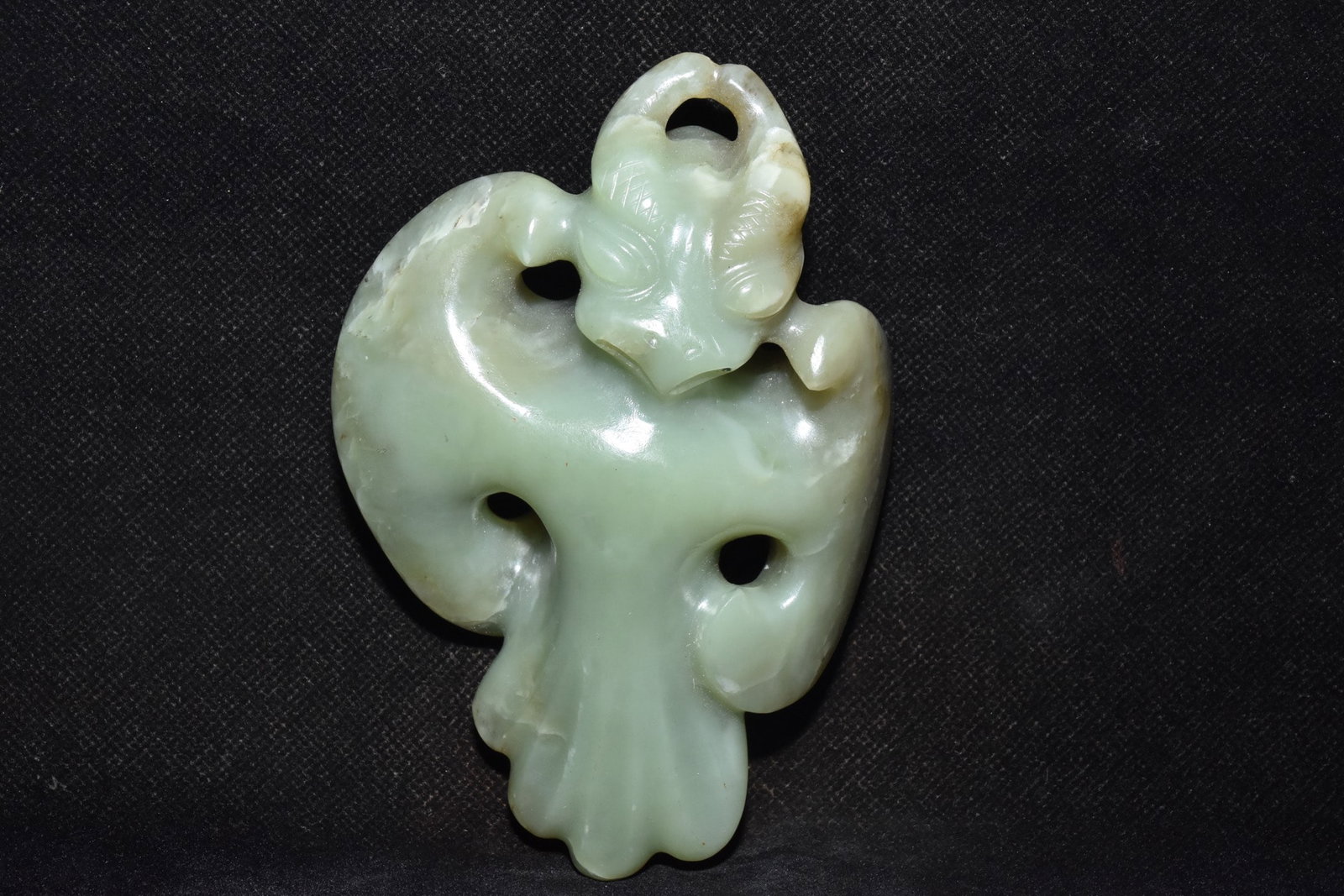 An Exquisite Hemo Jade Bird Ornament: An Exquisite Hemo Jade Bird Ornament Hong Shan Culture Size:13cmx9.5cm Weight:400g (The Dimensions Of All Batches Are Manually Measured.If You Need More Detailed Information, Please Contact Our Custom