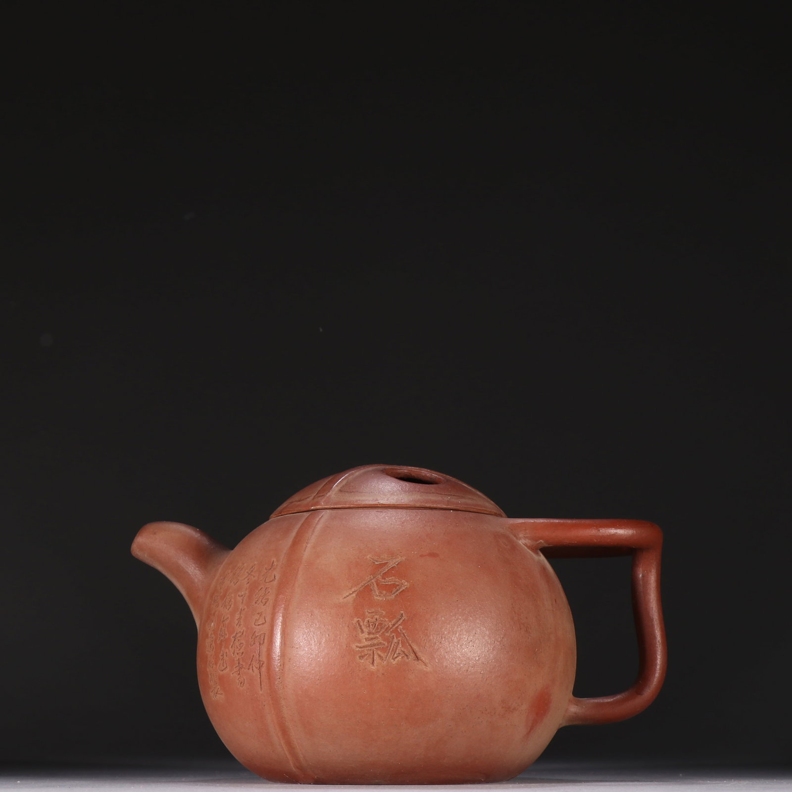 An Exquisite Purple Sands with poem Teapot: An Exquisite Purple Sands with poem Teapot Qing Dynasty, China Size:9cmx17cm (The Dimensions Of All Batches Are Manually Measured.If You Need More Detailed Information, Please Contact Our Customer Ser