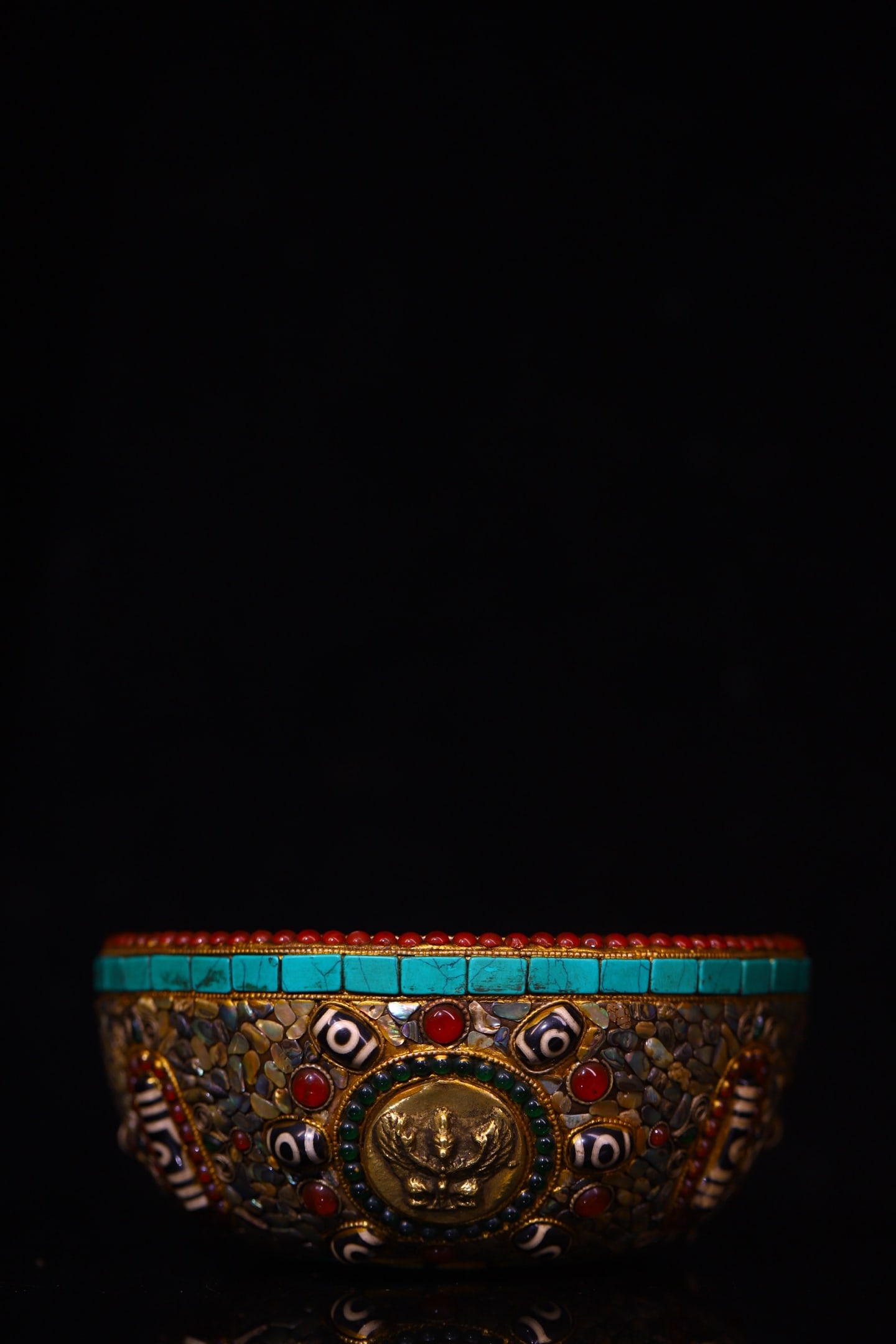 An Exquisite Yak bone Inlaid Gems Bowl: An Exquisite Yak bone Inlaid Gems Bowl Qing Dynasty, China Size:7cmx15cm Weight:730g (The Dimensions Of All Batches Are Manually Measured.If You Need More Detailed Information, Please Contact Our Cust
