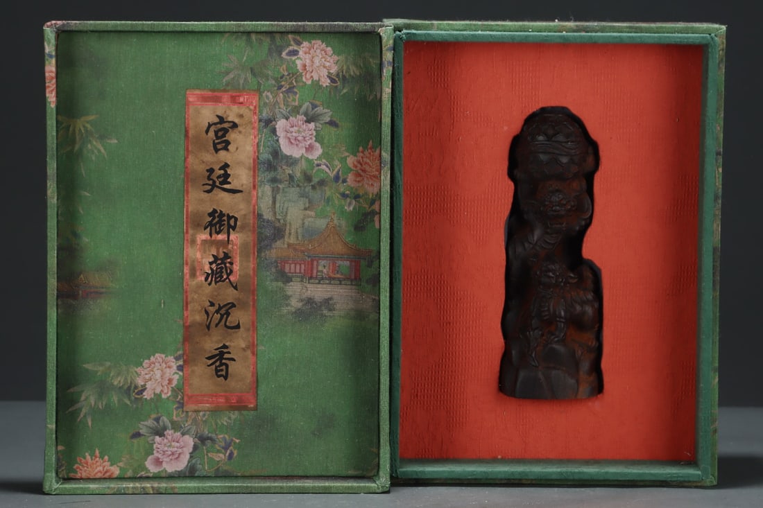 An Exquisite Eaglewood Auspicious Beast Ornament: An Exquisite Eaglewood Auspicious Beast Ornament Qing Dynasty, China Size:6.7cmx5.5cmx18.8cm (The Dimensions Of All Batches Are Manually Measured.If You Need More Detailed Information, Please Contact 