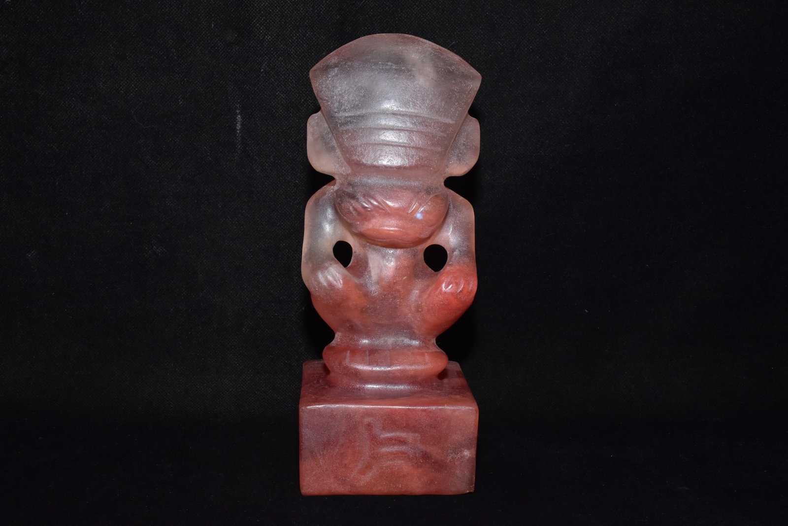 An Exquisite Crystal Figure Seal: An Exquisite Crystal Figure Seal Hongshan Culture Size:20cmx9cm Weight:1310g (The Dimensions Of All Batches Are Manually Measured.If You Need More Detailed Information, Please Contact Our Customer Ser