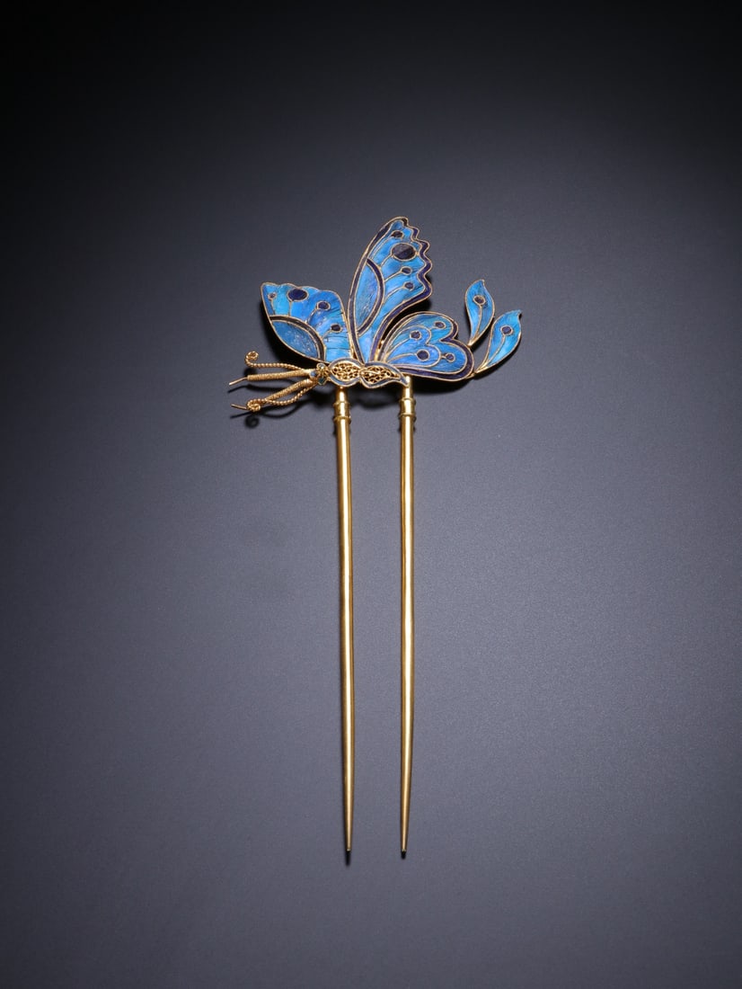 An Exquisite Gilt Bronze Butterfly-Shaped Hairpin: An Exquisite Gilt Bronze Butterfly-Shaped Hairpin Qing Dynasty, China Size:18.7cmx7.5cm (The Dimensions Of All Batches Are Manually Measured.If You Need More Detailed Information, Please Contact Our C