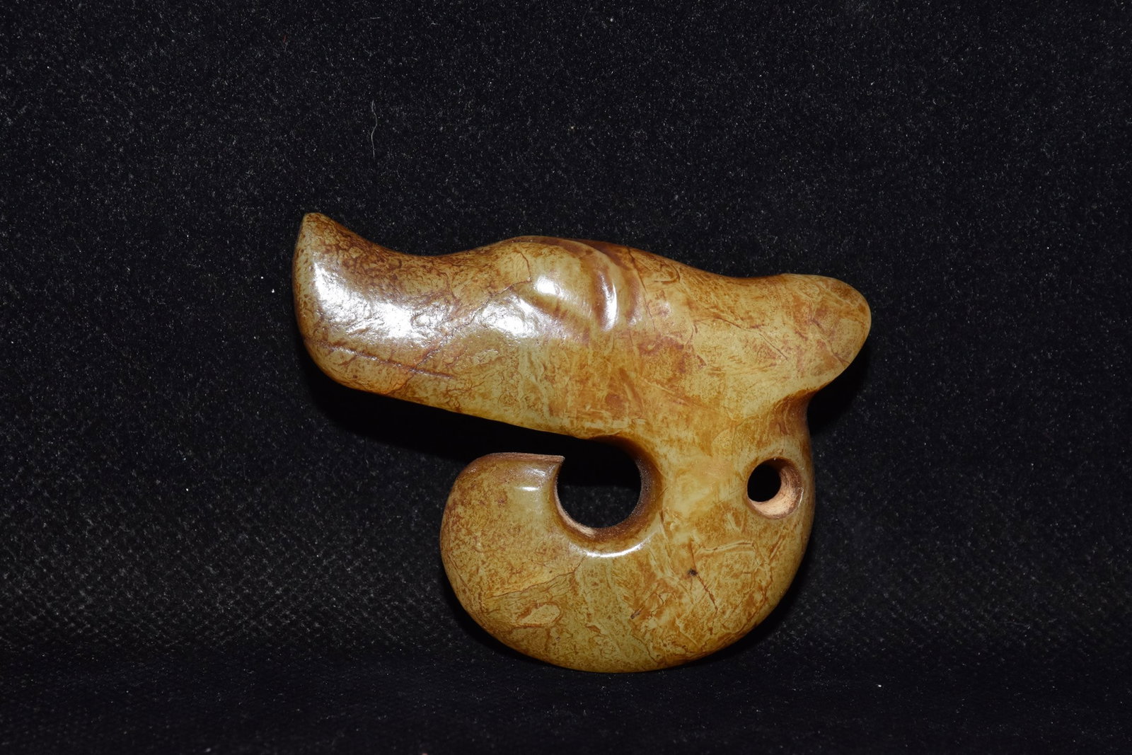 An Exquisite Hemo Jade Dragon Ornament: An Exquisite Hemo Jade Dragon Ornament Hong Shan Culture Size:6.5cmx7.5cm Weight:70g (The Dimensions Of All Batches Are Manually Measured.If You Need More Detailed Information, Please Contact Our Cust
