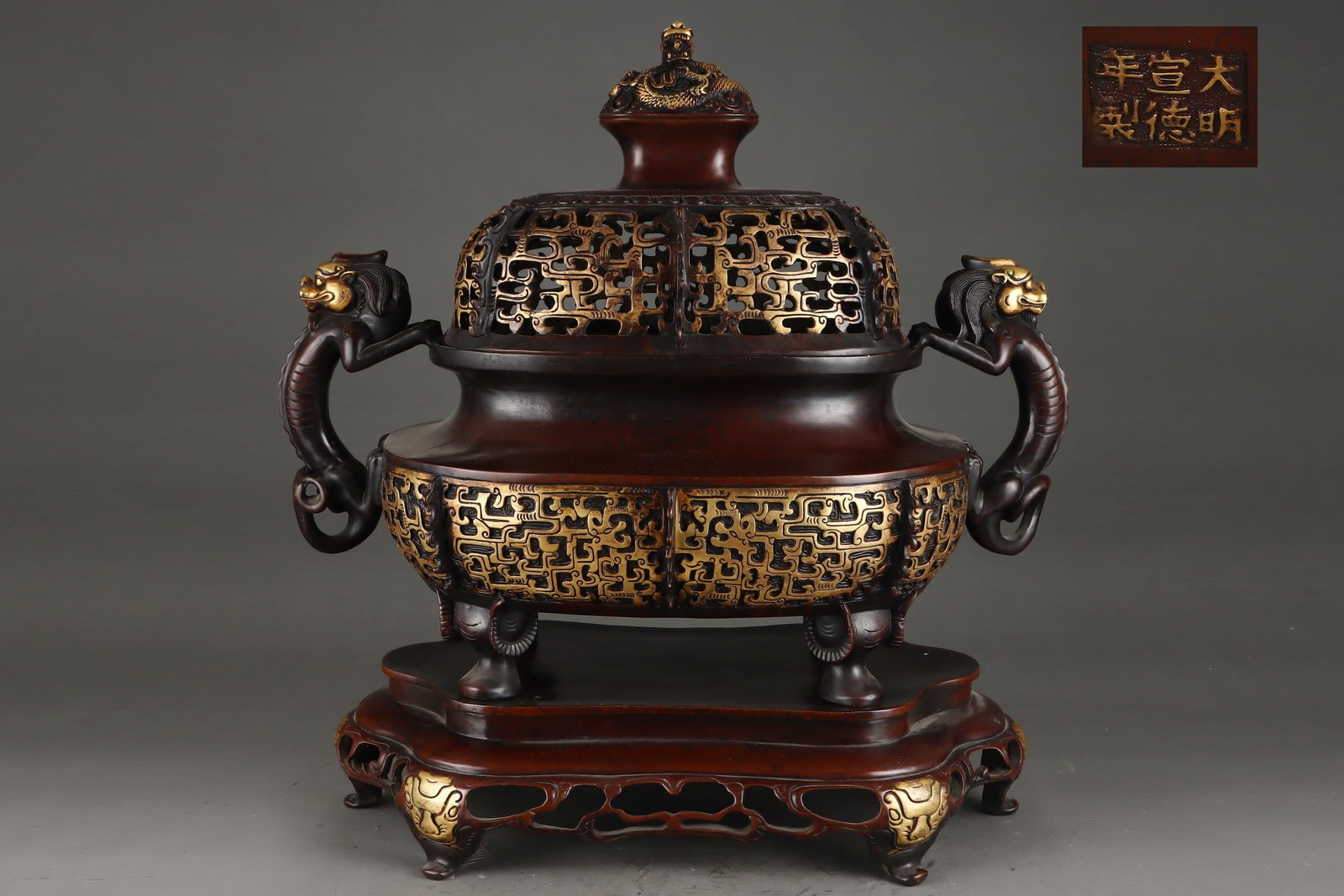 An Exquisite Gilt Bronze Dragon Pattern Double-Ears Censer: An Exquisite Gilt Bronze Dragon Pattern Double-Ears Censer Ming Dynasty, China Xuande Six-character Mark Size:59cmx42cm Weight:32750g (The Dimensions Of All Batches Are Manually Measured.If You Need M