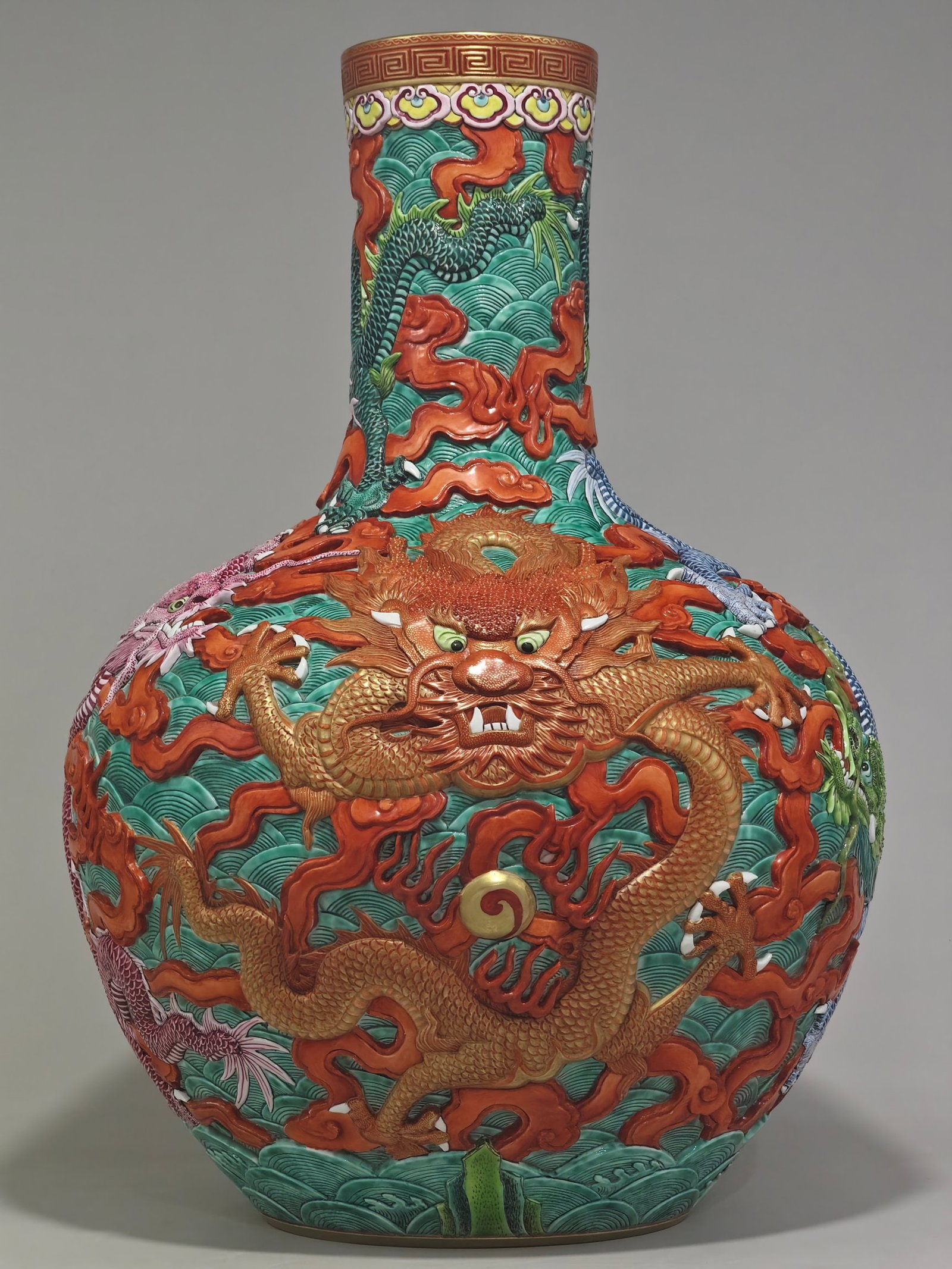 An Exquisite Famille-Rose Dragon Pattern Seawater Pattern Vase: An Exquisite Famille-Rose Dragon Pattern Seawater Pattern Vase Qing Dynasty, China Qianlong Six-character Mark Size:54.5cmx38cm (The Dimensions Of All Batches Are Manually Measured.If You Need More De