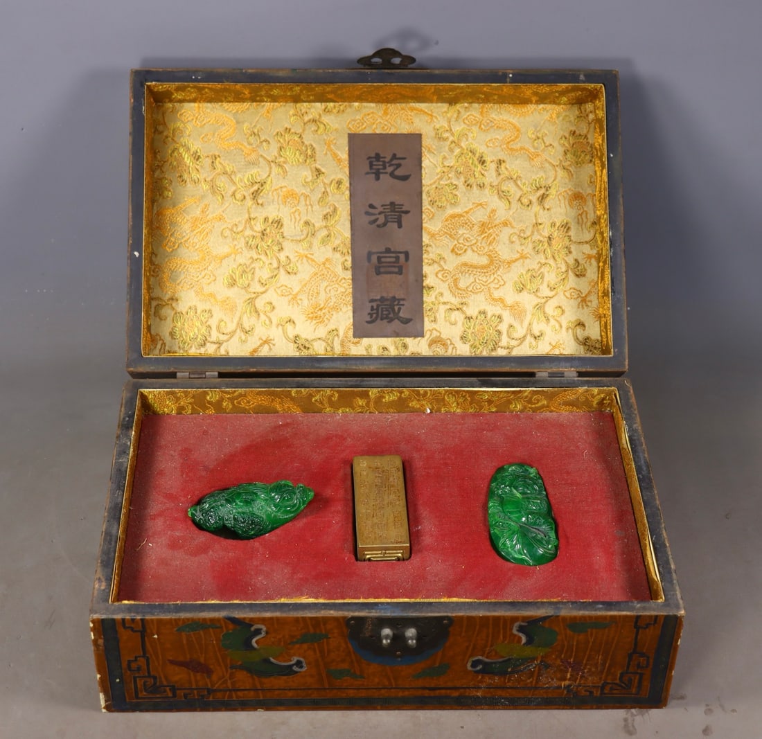 A Set of Fine Jadeite Golden Toad Gilt Bronze Seal Jadeite Dragon Pattern Brand: A Set of Fine Jadeite Golden Toad Gilt Bronze Seal Jadeite Dragon Pattern Brand Qing Dynasty, China Size:4cmx6.5cmx4cm Size:8cmx3cm Size:1.5cmx9cmx4cm Weight:817g (The Dimensions Of All Batches Are Ma