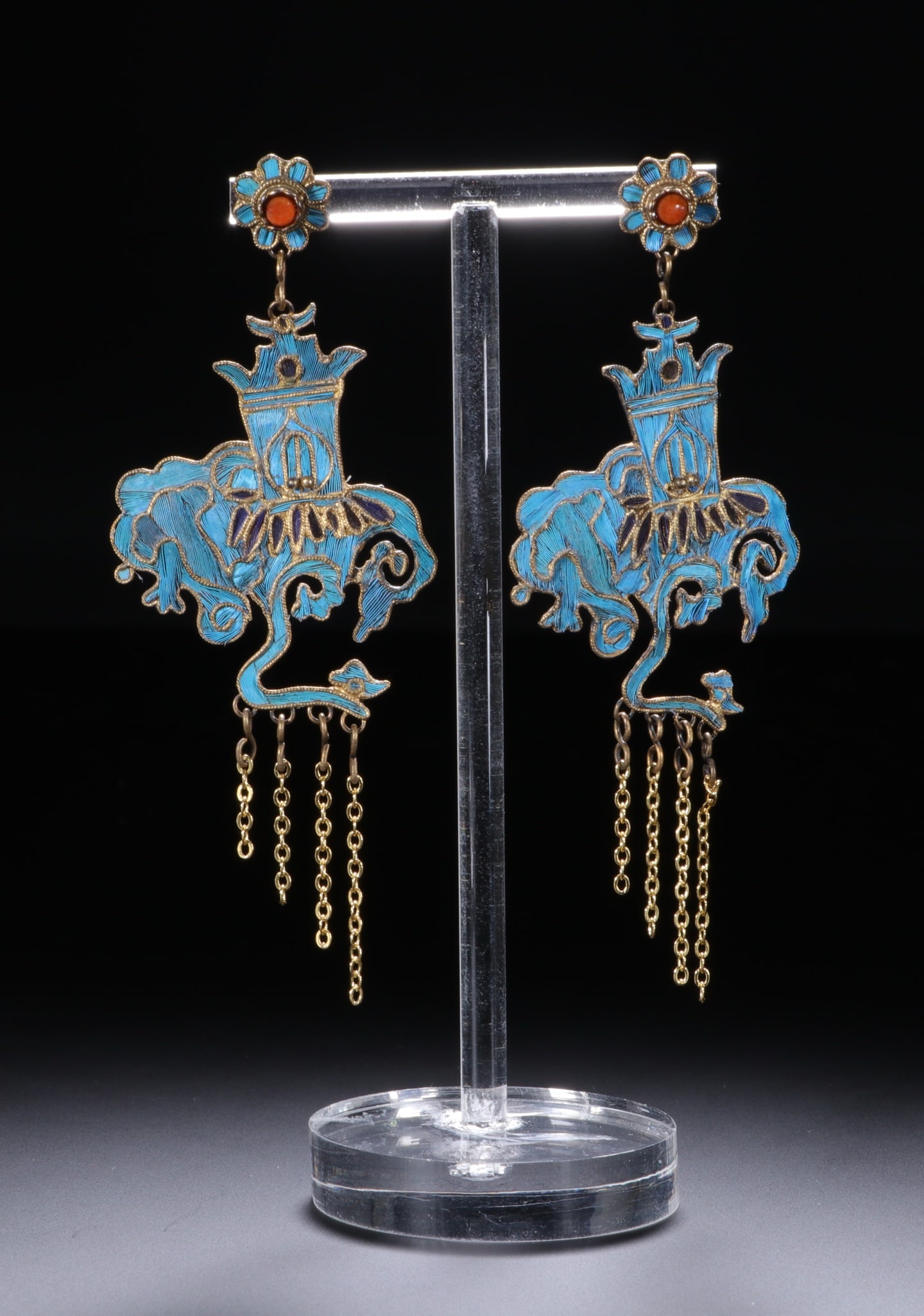 An Exquisite Gilt Bronze Inlaid Gems Earrings: An Exquisite Gilt Bronze Inlaid Gems Earrings Qing Dynasty, China Size:9.2cm (The Dimensions Of All Batches Are Manually Measured.If You Need More Detailed Information, Please Contact Our Customer Ser