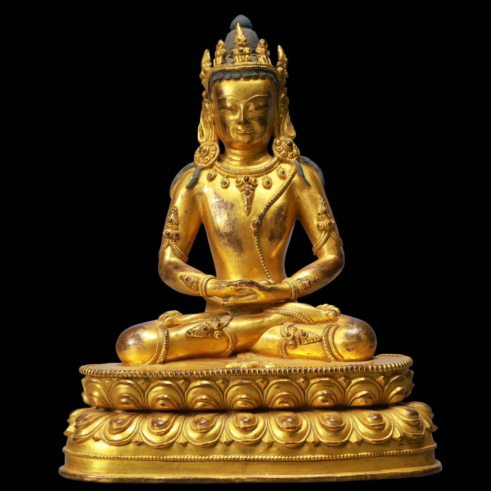 An Exquisite Gilt Bronze Statue of Amitayus: An Exquisite Gilt Bronze Statue of Amitayus Ming Dynasty, China Size:19cmx12cmx25cm Weight:2200g (The Dimensions Of All Batches Are Manually Measured.If You Need More Detailed Information, Please Cont