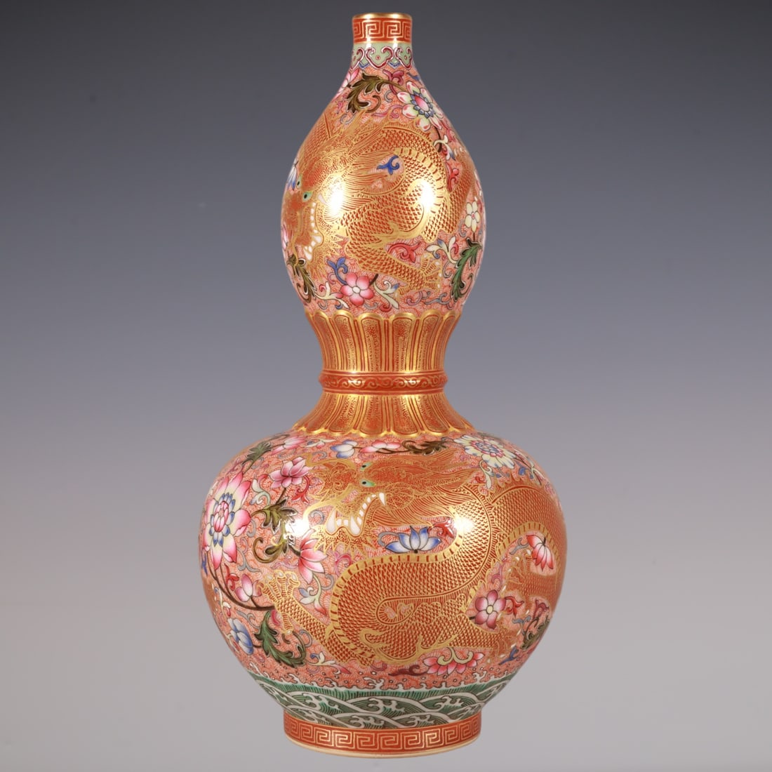 An Exquisite Famille-Rose Flower Pattern Dragon Pattern Seawater Pattern Gourd-Shaped Vase: An Exquisite Famille-Rose Flower Pattern Dragon Pattern Seawater Pattern Gourd-Shaped Vase Qing Dynasty, China Qianlong Six-character Mark Size:20cmx10.5cm (The Dimensions Of All Batches Are Manually 