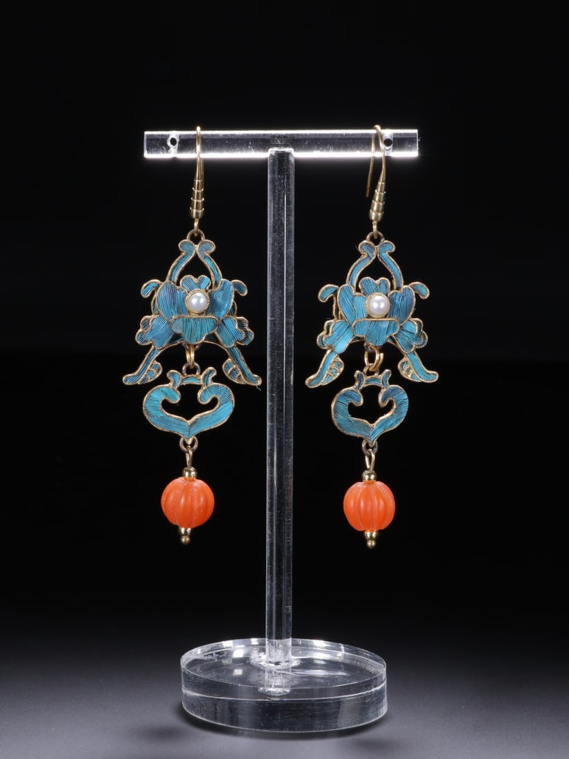 An Exquisite Gilt Bronze Inlaid Gems Earrings: An Exquisite Gilt Bronze Inlaid Gems Earrings Qing Dynasty, China Size:7cm (The Dimensions Of All Batches Are Manually Measured.If You Need More Detailed Information, Please Contact Our Customer Servi