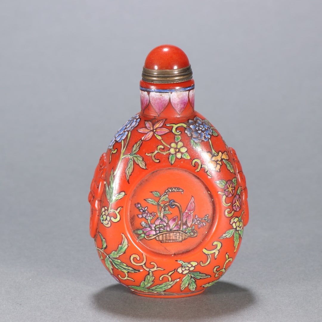 An Exquisite Glass Painted Enamel Flower Pattern Snuff Bottle: An Exquisite Glass Painted Enamel Flower Pattern Snuff Bottle Qing Dynasty, China Qianlong Four-character Mark Size:9cmx5.8cm Weight:151.7g (The Dimensions Of All Batches Are Manually Measured.If You 