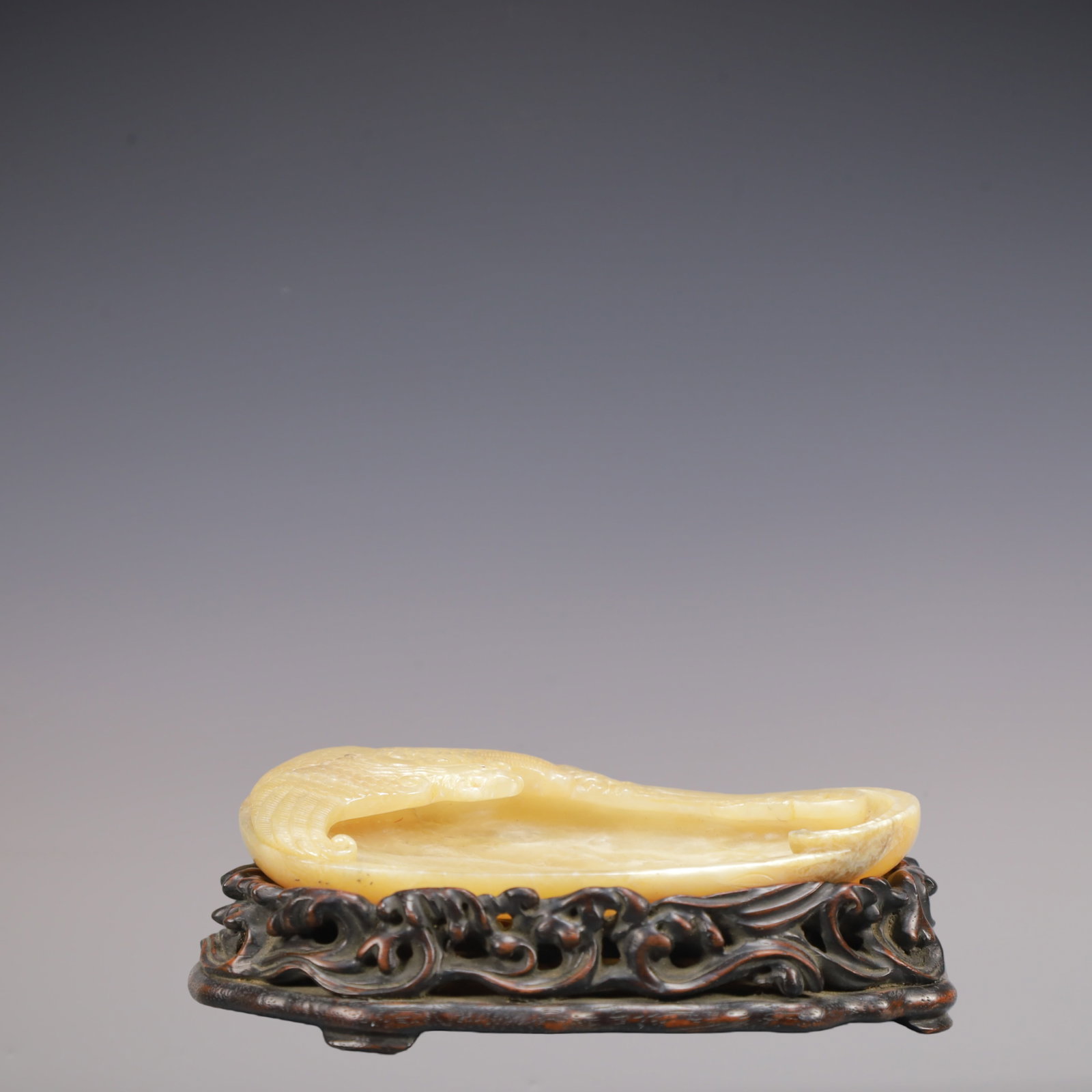 A Exquisite Shoushan Stone Brush Washer: A Exquisite Shoushan Stone Brush Washer Qing Dynasty, China Size:11.4cmx6.2cmx1.5cm Weight:150g (The Dimensions Of All Batches Are Manually Measured.If You Need More Detailed Information, Please Conta