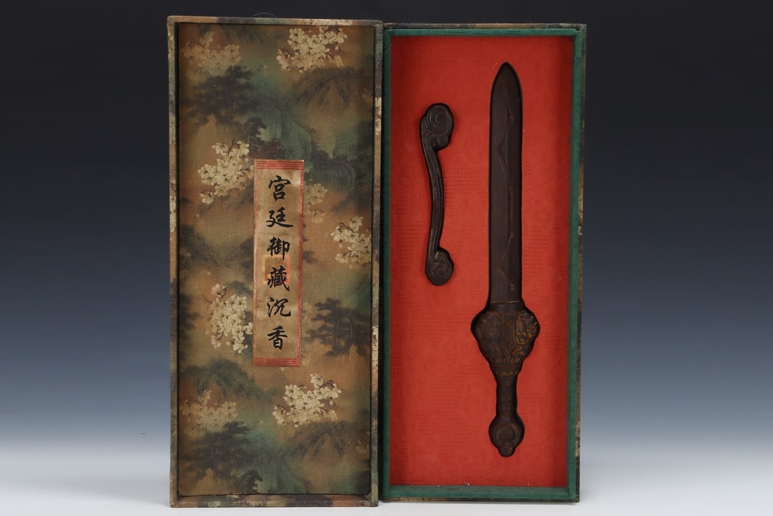 An Exquisite Eaglewood Sword Ruyi: An Exquisite Eaglewood Sword Ruyi Qing Dynasty, China Qianlong Six-character Mark Size:39.5cmx6.5cm (The Dimensions Of All Batches Are Manually Measured.If You Need More Detailed Information, Please C
