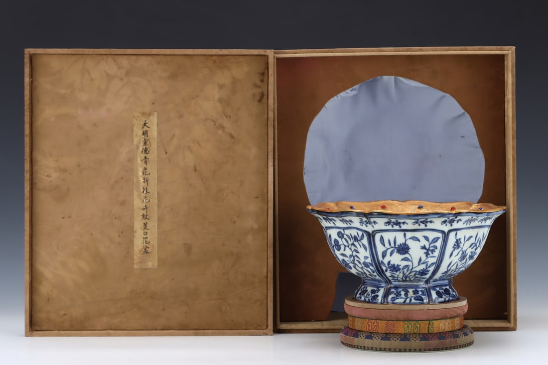 An Exquisite Blue and White Cover with Gold Flower Pattern Basin: An Exquisite Blue and White Cover with Gold Flower Pattern Basin Ming Dynasty, China Xuande Six-character Mark Size:12cmx24.3cm (The Dimensions Of All Batches Are Manually Measured.If You Need More De