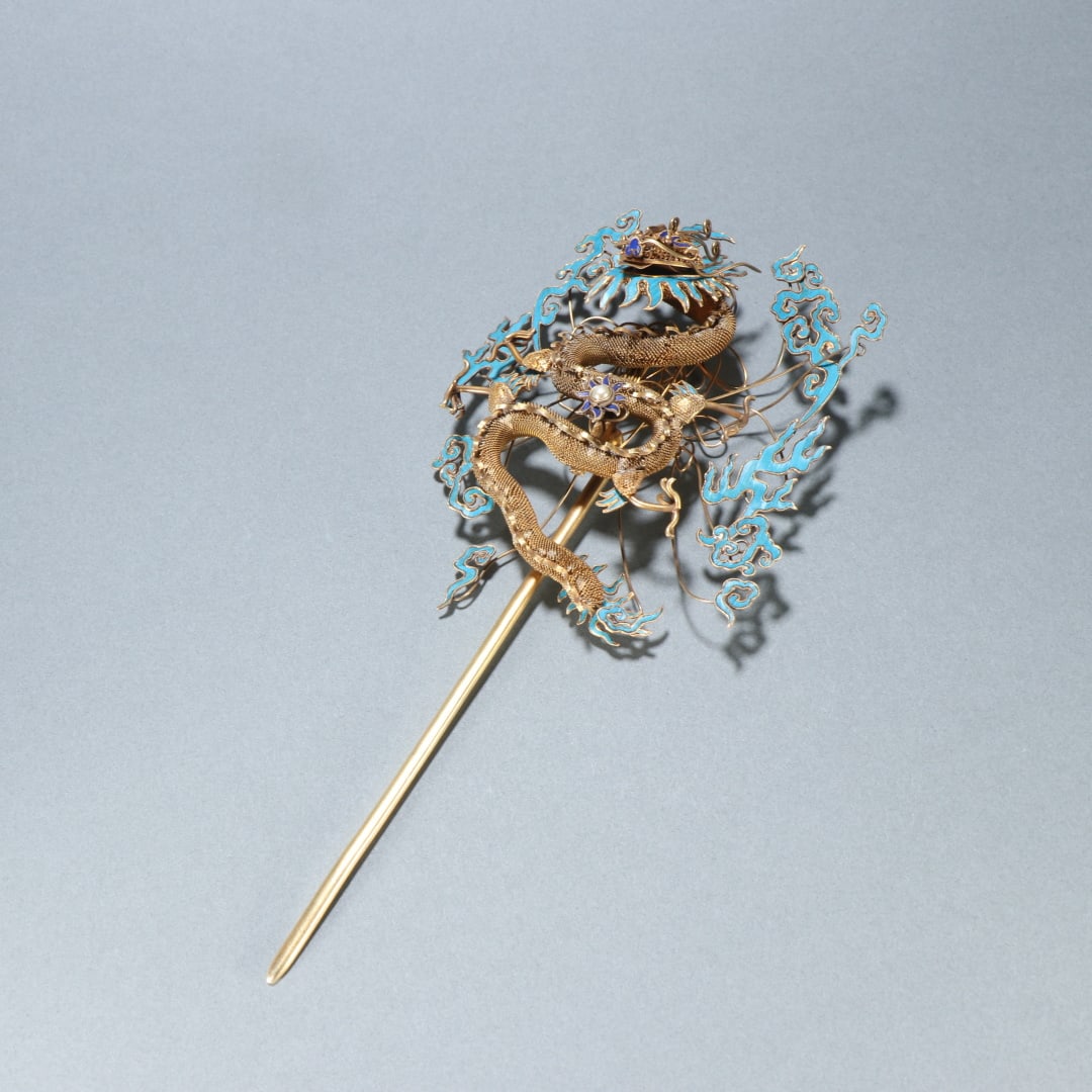 An Exquisite Gilt Silver Inlaid Gems Dragon Pattern Hairpin: An Exquisite Gilt Silver Inlaid Gems Dragon Pattern Hairpin Qing Dynasty, China Size:22cmx9.8cm Weight:87.7g (The Dimensions Of All Batches Are Manually Measured.If You Need More Detailed Information,