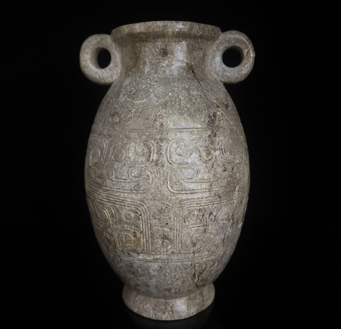 A phoenix bird pattern Shang Zhou jade jar: Phoenix bird pattern Shang Zhou jade jar SIZE: 20x11cm 1142g (The Dimensions Of All Batches Are Manually Measured.If You Need More Detailed Information, Please Contact Our Customer Service Before Bidd
