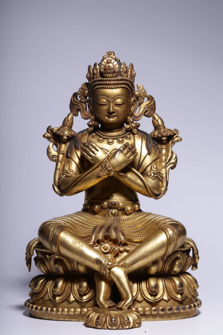 A seated statue of the Qing Dynasty bronze gilt Vajra: Qing Dynasty bronze gilt Vajra always holding a seated statue SIZE: H:25cm L:17.5cm W:16cm W:2475g (The Dimensions Of All Batches Are Manually Measured.If You Need More Detailed Information, Please Co