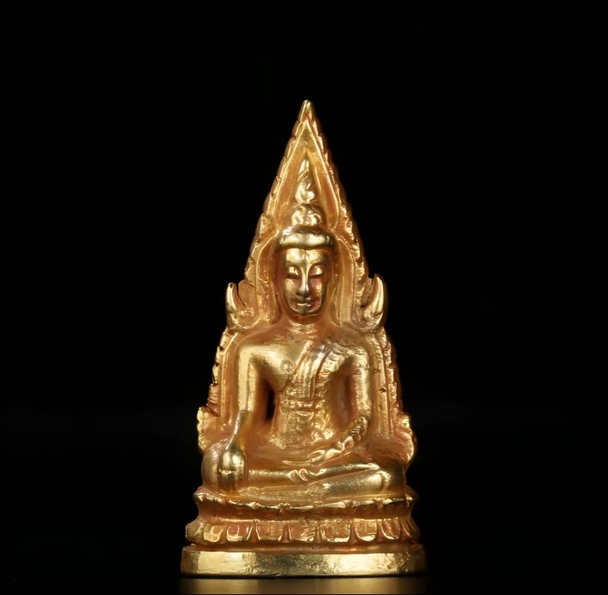A piece of pure gold Shakyamuni Buddha in the Song and Yuan dynasties: Song and Yuan Pure Gold Shakyamuni Portable Buddha This portable Buddha can be placed in the Gawu box and worshipped, and it must have special merits. Shakyamuni is cast in pure gold, with excellent t