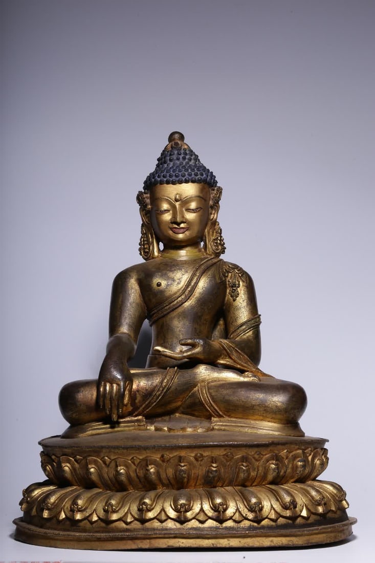 A seated statue of Shakyamuni Buddha in copper gilt in the Qing Dynasty: Qing Dynasty bronze gilt seated statue of Shakyamuni Buddha SIZE: H:33.5cm L:28cm W:22cm W:8.3kg (The Dimensions Of All Batches Are Manually Measured.If You Need More Detailed Information, Please Cont