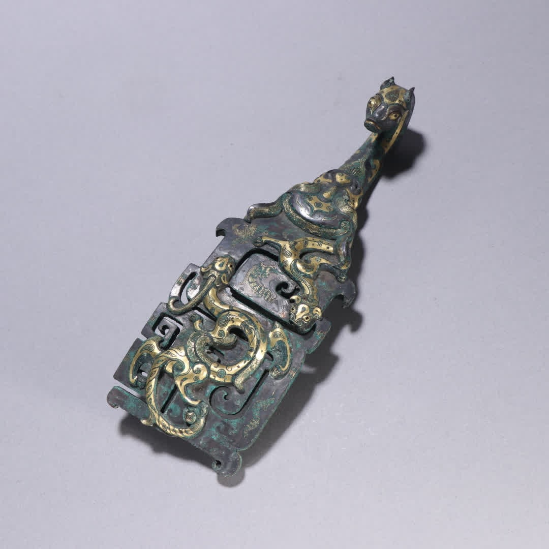 A Han Dynasty bronze with a gold and silver belt hook: Han Dynasty bronze vessels are equipped with gold and silver belt hooks SIZE: L:20.5cm W:6.5cm W:650g (The Dimensions Of All Batches Are Manually Measured.If You Need More Detailed Information, Please