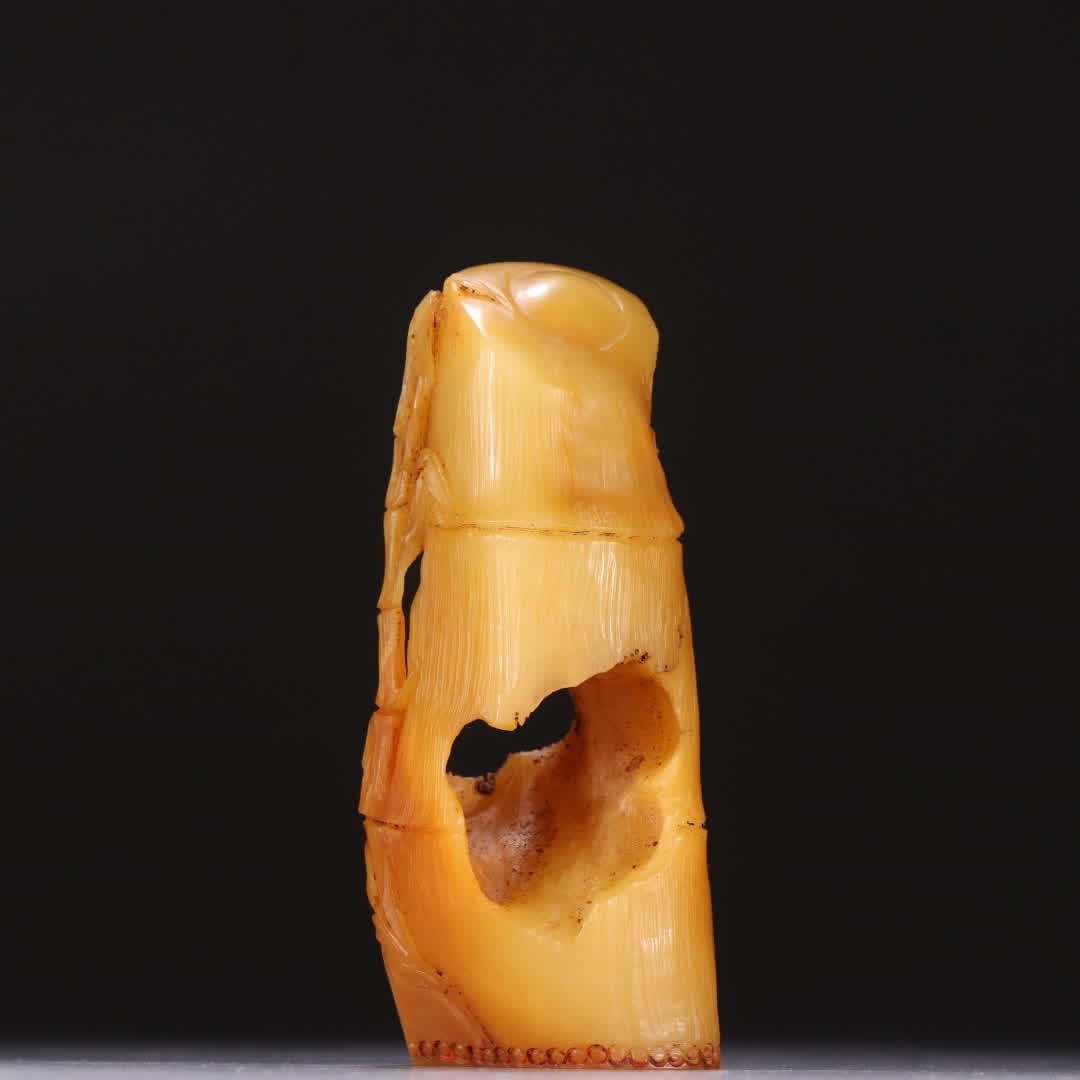 A Qing Dynasty Tian Huang stone bamboo button seal: Qing Dynasty Tian Huang stone bamboo button seal SIZE: H:8.7cm W:3.7cm W:120g (The Dimensions Of All Batches Are Manually Measured.If You Need More Detailed Information, Please Contact Our Customer Se