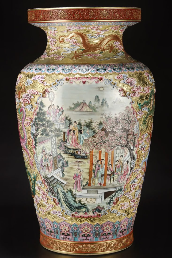 A piece of Qing Dynasty seawater dragon pattern gilded window hundred beautiful statues: In the Qing Dynasty, the sea dragon pattern was painted with gold and opened windows SIZE: H: 77.5cm Belly diameter 43cm (The Dimensions Of All Batches Are Manually Measured.If You Need More Detailed 