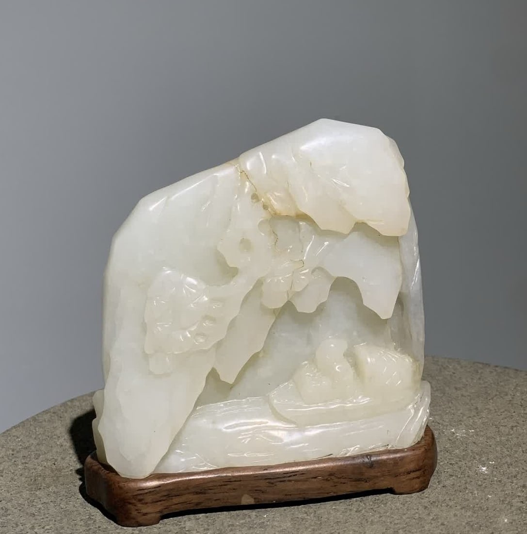 A Qing Dynasty white jade mountain ornament: Qing Dynasty white jade mountain ornament SIZE: L: 7.5cm W: 3cm H: 7.5cm (excluding seat) W: 276g (The Dimensions Of All Batches Are Manually Measured.If You Need More Detailed Information, Please Con