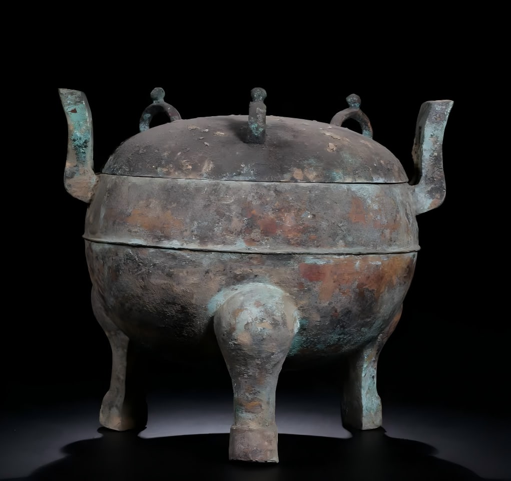 A bronze three-legged Dun from the Warring Han Dynasty (1 of 9)