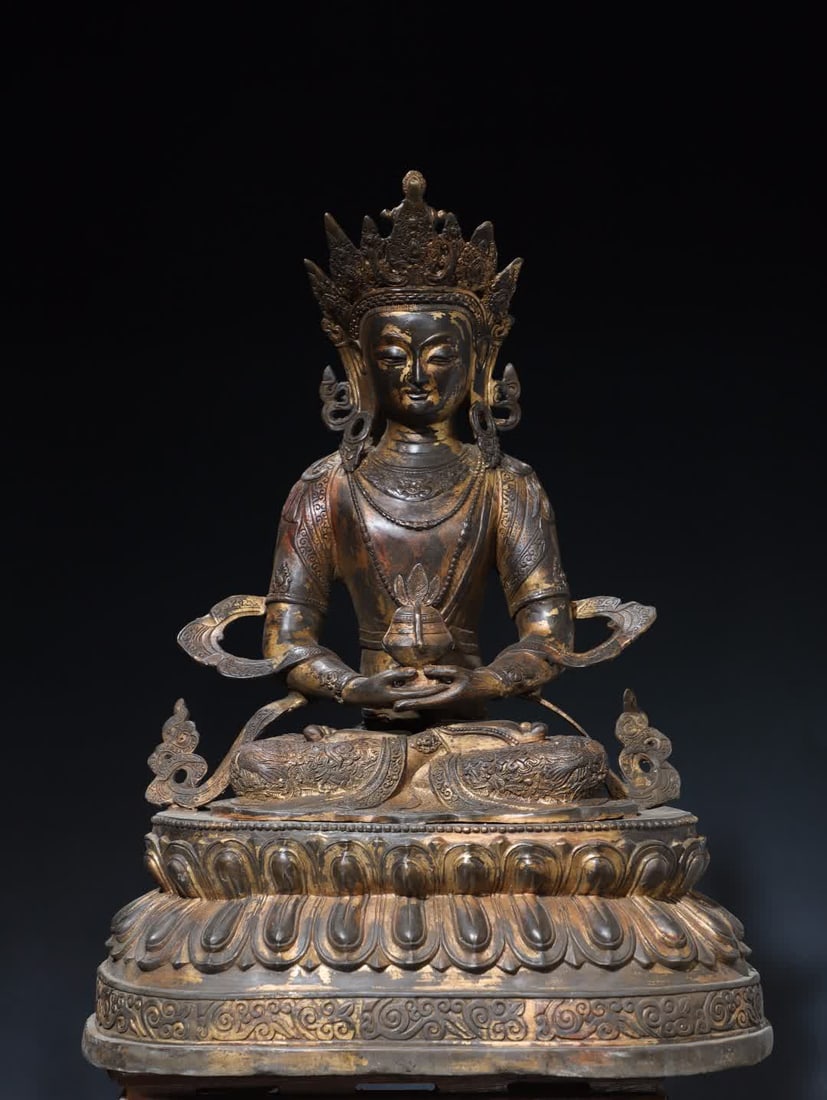 A Qing Dynasty bronze gold longevity Buddha statue: Qing Dynasty bronze clay gold longevity Buddha statue SIZE: H:63cm W:48cm T:30cm W:16.7kg (The Dimensions Of All Batches Are Manually Measured.If You Need More Detailed Information, Please Contact Our