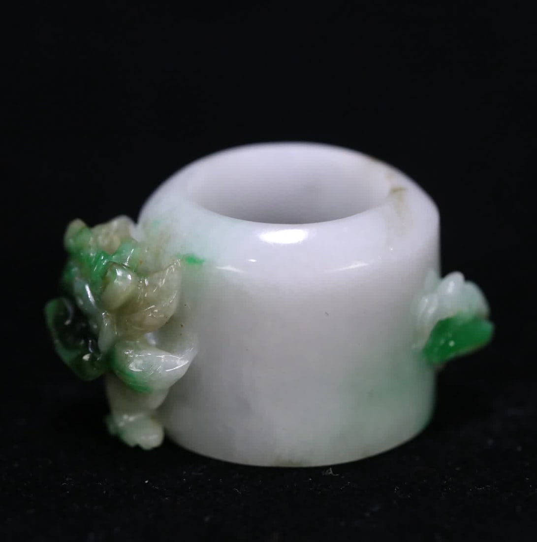 A Qing Dynasty jade embossed Ganoderma lucidum pattern finger: Qing Dynasty jade relief Ganoderma lucidum pattern finger SIZE: 4.9x3.2x2.7cm Inner diameter 2.1cm W: 44.9g (The Dimensions Of All Batches Are Manually Measured.If You Need More Detailed Information, 