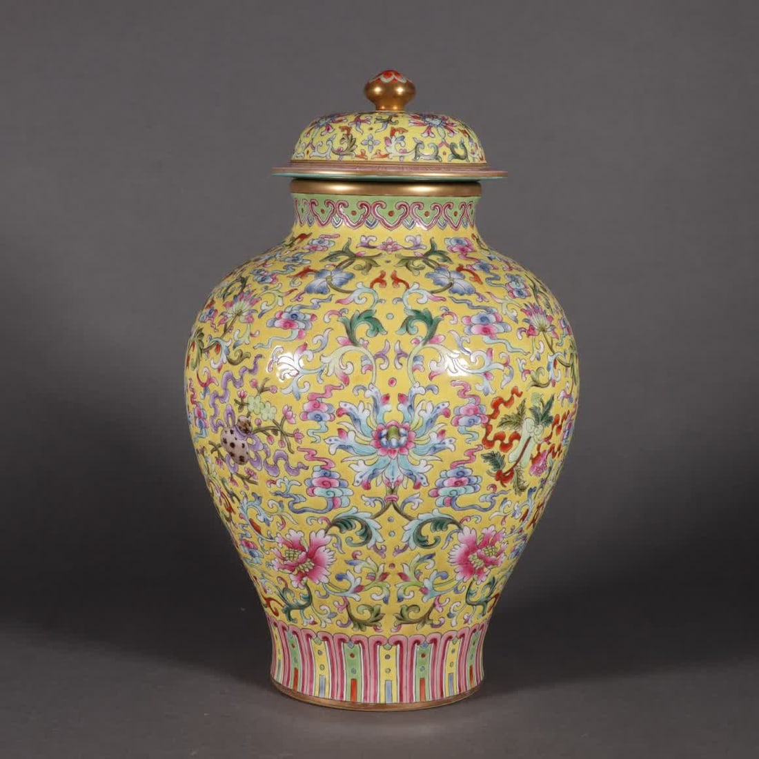 A yellow background pastel gold-painted entwined lotus flower pattern general jar made in the Qing: Qing Jiaqing year model yellow background pastel gold-painted entwined lotus flower pattern general jar SIZE: H: 24cm MouthD: 7.5cm Bottom diameter 8.6cm (The Dimensions Of All Batches Are Manually Me