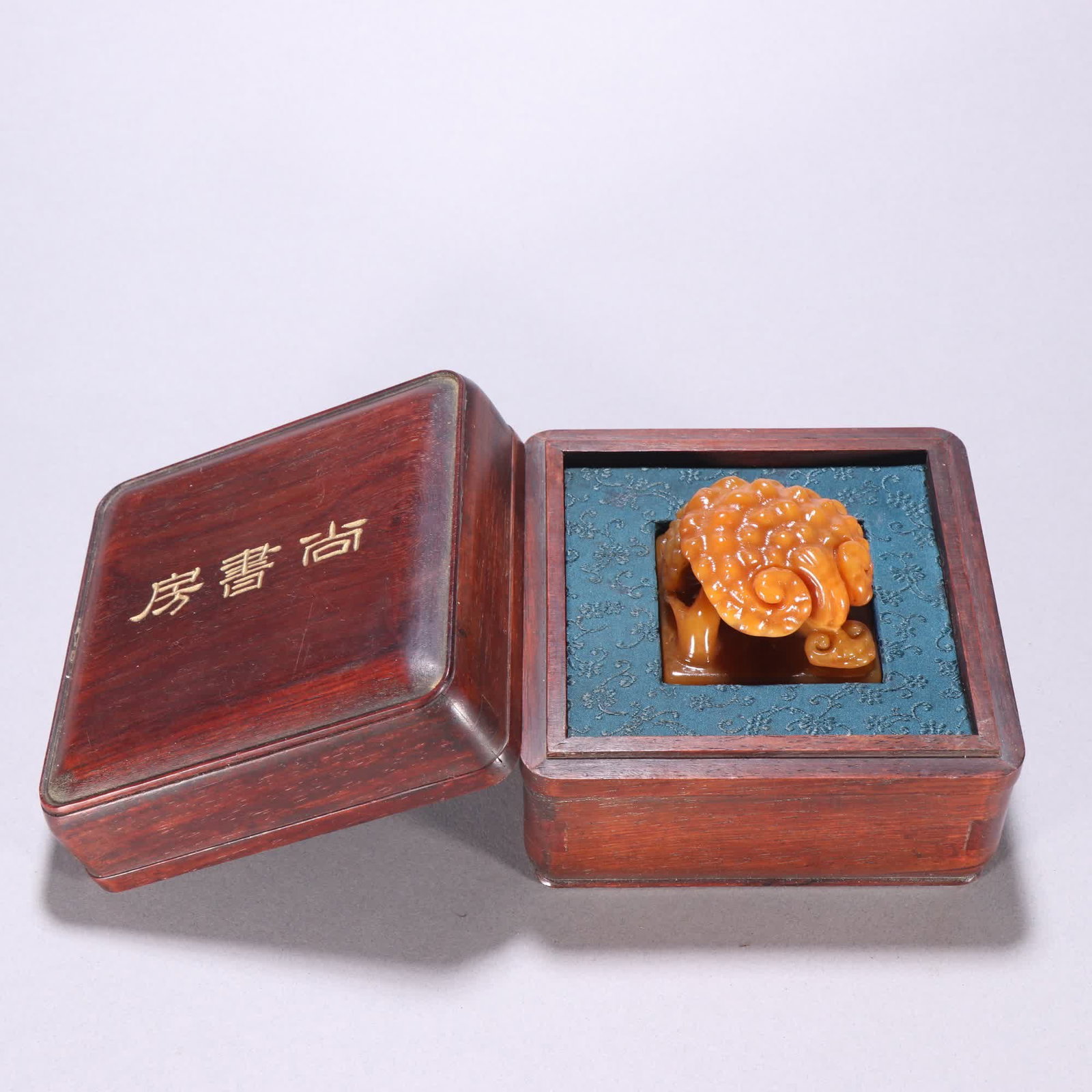 A Qing Dynasty Tian Huangshi Ganoderma lucidum button seal (1 of 9)