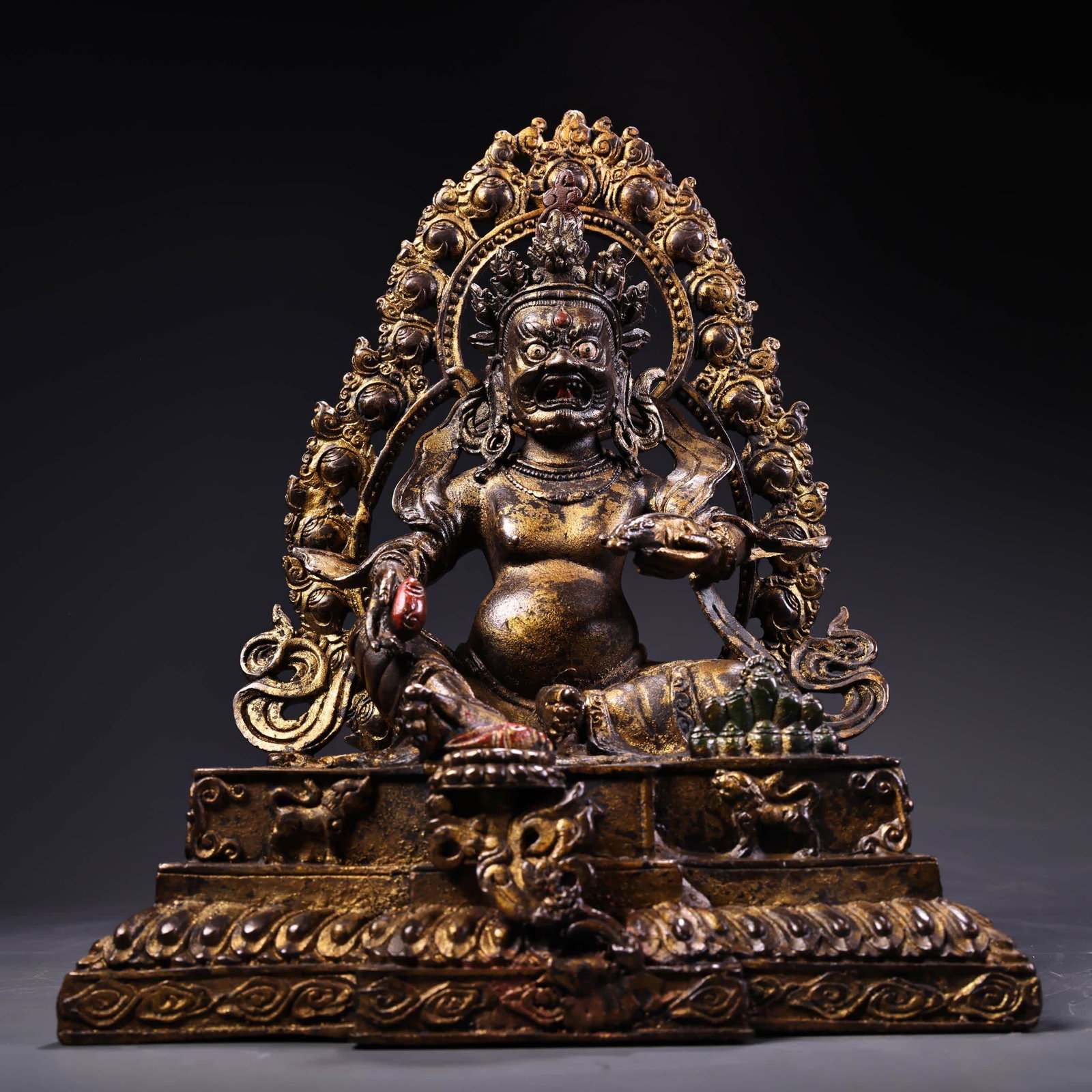 A Buddha statue of the Buddha statue of the God of Wealth carved in clay in the Qing Dynasty (1 of 12)