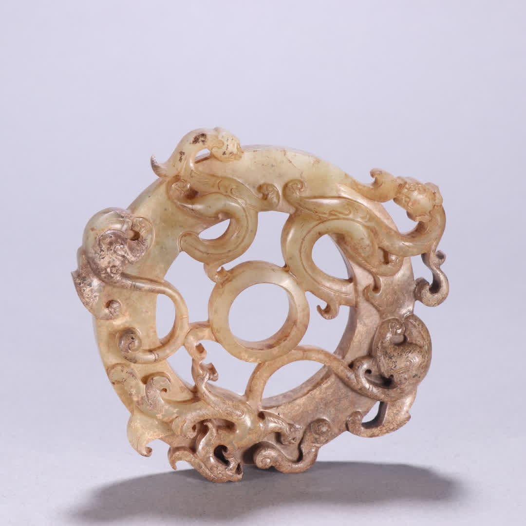 A piece of Qing Dynasty Hetian jade dragon pattern: Qing Dynasty Hetian jade dragon pattern SIZE: W:8.4x9.3cm W:119.2g (The Dimensions Of All Batches Are Manually Measured.If You Need More Detailed Information, Please Contact Our Customer Service Befor