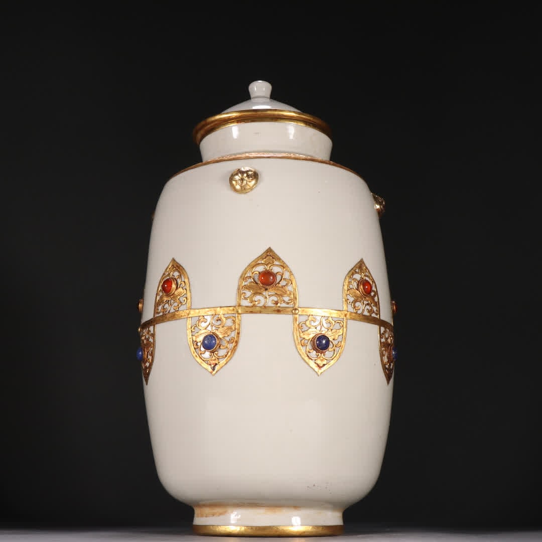 A Song Ding kiln covered with gold inlaid treasure lid jar (1 of 9)
