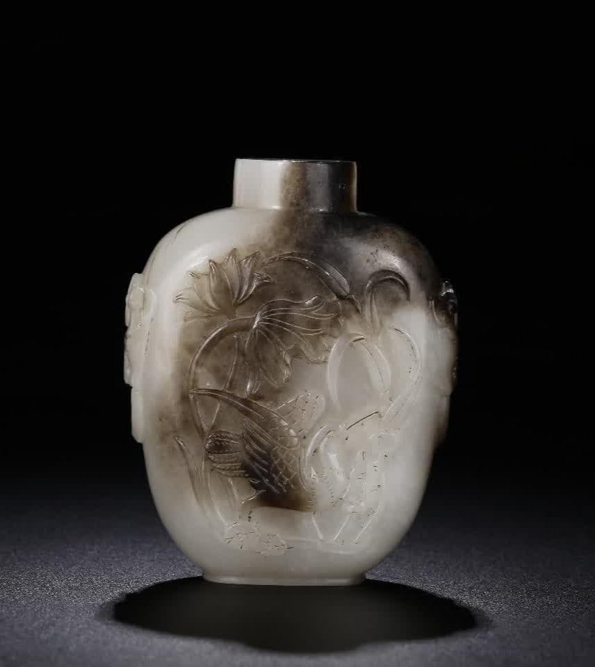 A piece of Qing Dynasty Hetian white jade with sugar all the way to the Ke snuff bottle (1 of 9)