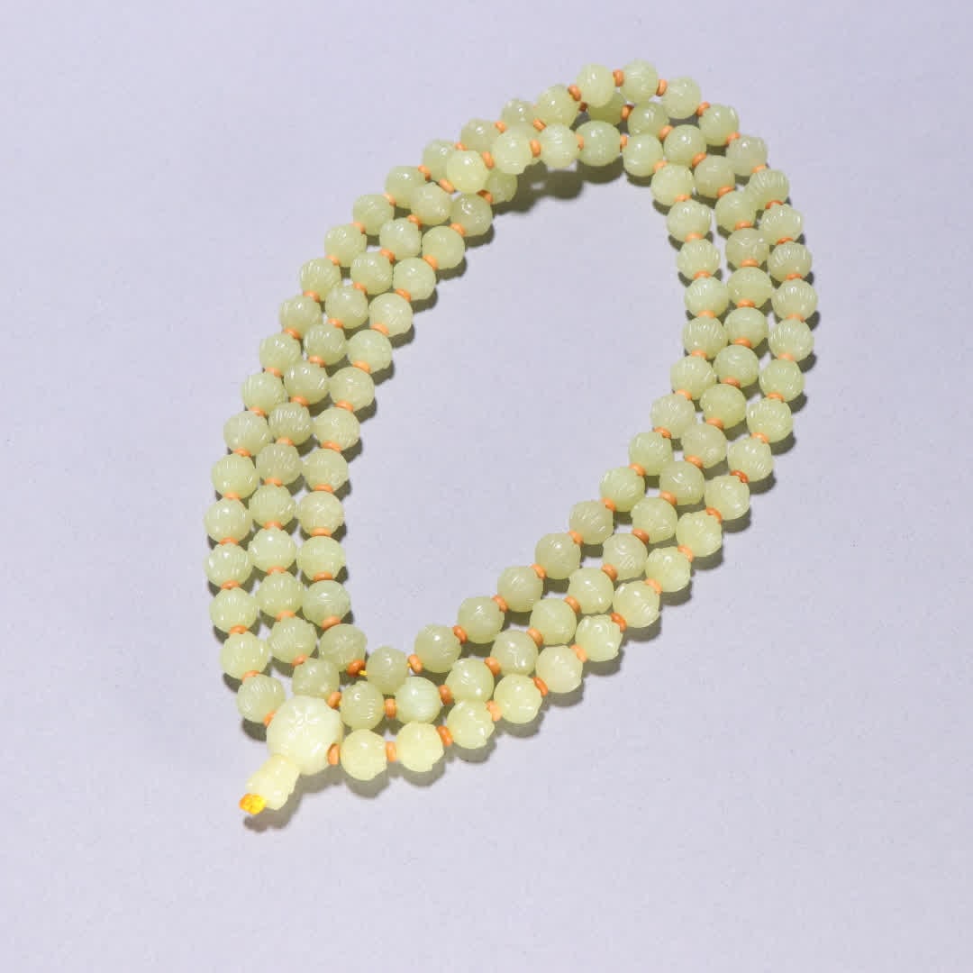 A Qing Dynasty topaz carved lotus pattern 108 Buddha beads: Qing Dynasty topaz carved lotus pattern 108 Buddha beads SIZE: Bead diameter 0.9cm W: 135.7g (The Dimensions Of All Batches Are Manually Measured.If You Need More Detailed Information, Please Contact 