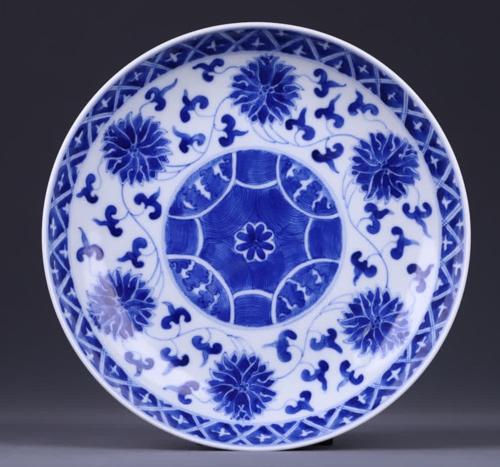 A blue and white entwined plate made in the Guangxu period of the Qing Dynasty: The blue and white entwined pattern plate made in the Guangxu year of the Qing Dynasty SIZE: D:19.9cm (The Dimensions Of All Batches Are Manually Measured.If You Need More Detailed Information, Please