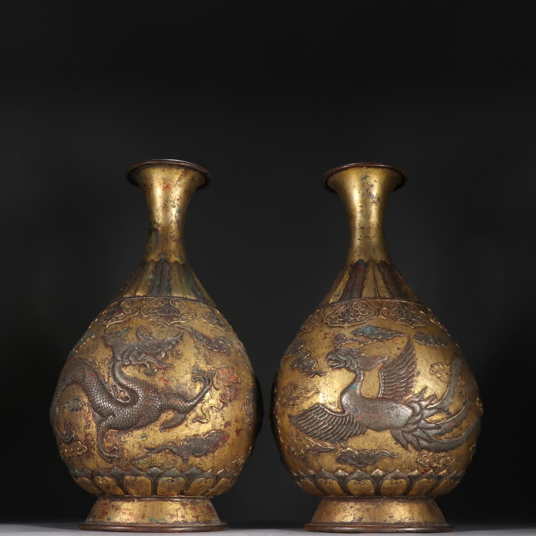 A pair of copper gilt dragon and phoenix auspicious vases: A pair of copper-gilt dragon and phoenix auspicious vases in the Qing Dynasty SIZE: H: 29.5cm W: 16cm Single W: 1590g (The Dimensions Of All Batches Are Manually Measured.If You Need More Detailed Inf