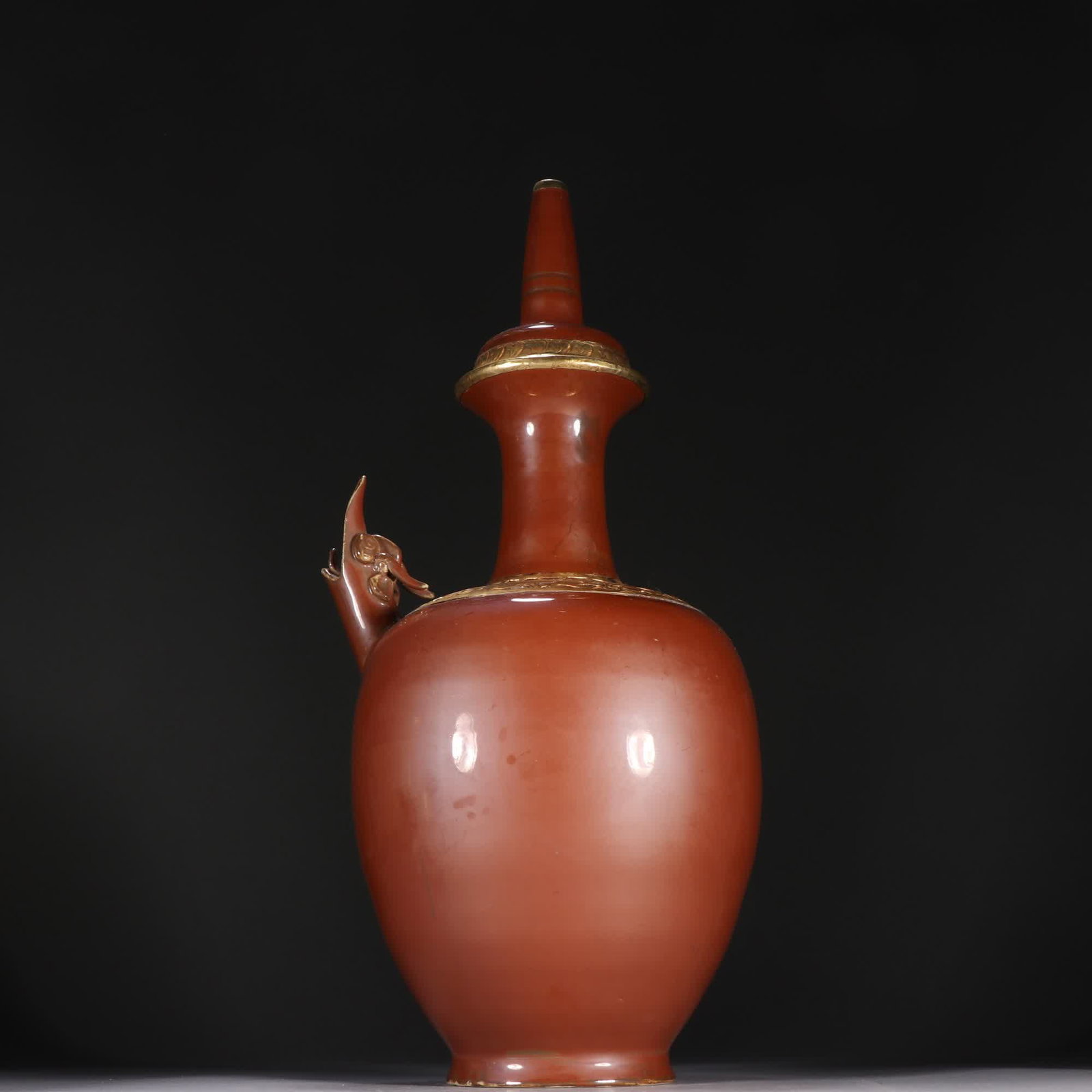 A piece of Song Ding kiln wrapped in gold: Song Ding kiln covered with gold military holding SIZE: H:33cm W:15.5cm (The Dimensions Of All Batches Are Manually Measured.If You Need More Detailed Information, Please Contact Our Customer Service 