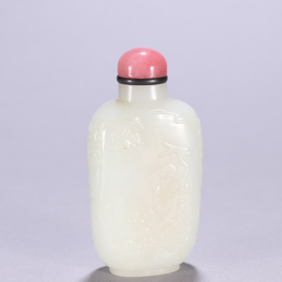 A snuff bottle of Qing Dynasty Hetian jade character story (1 of 9)