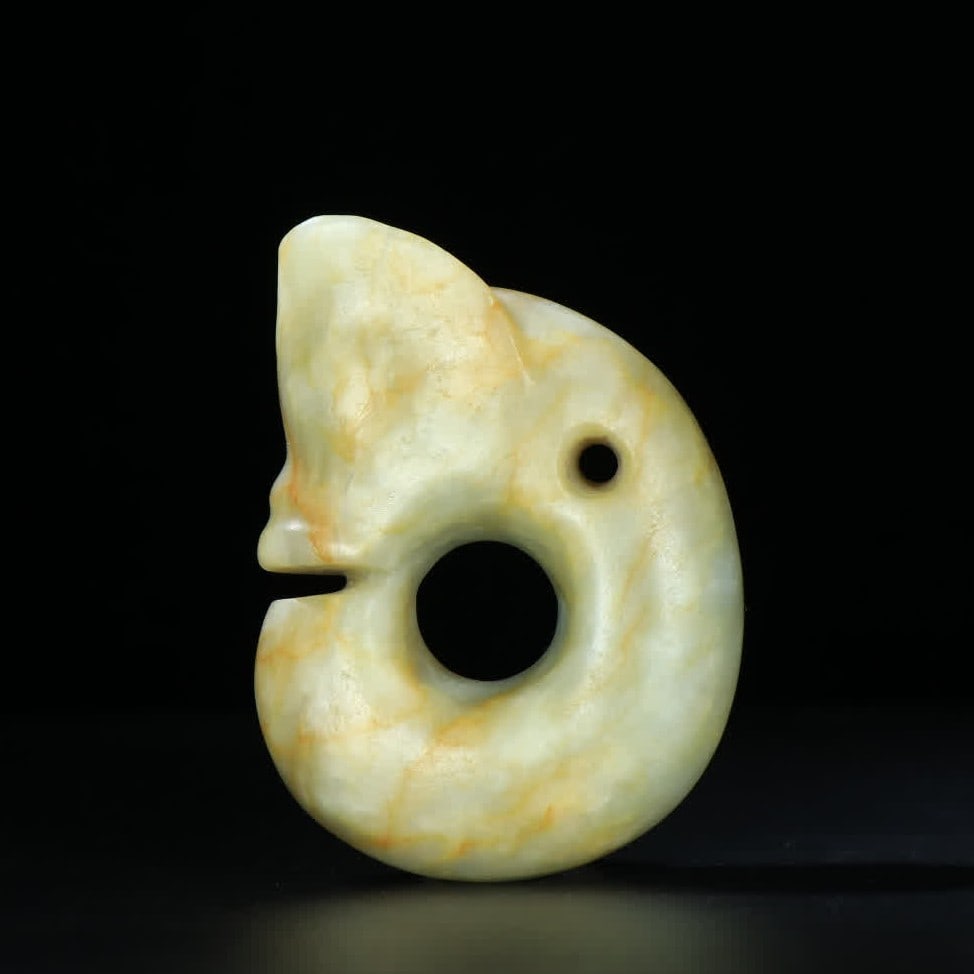 A piece of Hongshan culture jade pig dragon: Hongshan culture jade pig dragon SIZE: 6.2x4.6x2.3cm W:95g (The Dimensions Of All Batches Are Manually Measured.If You Need More Detailed Information, Please Contact Our Customer Service Before Biddin
