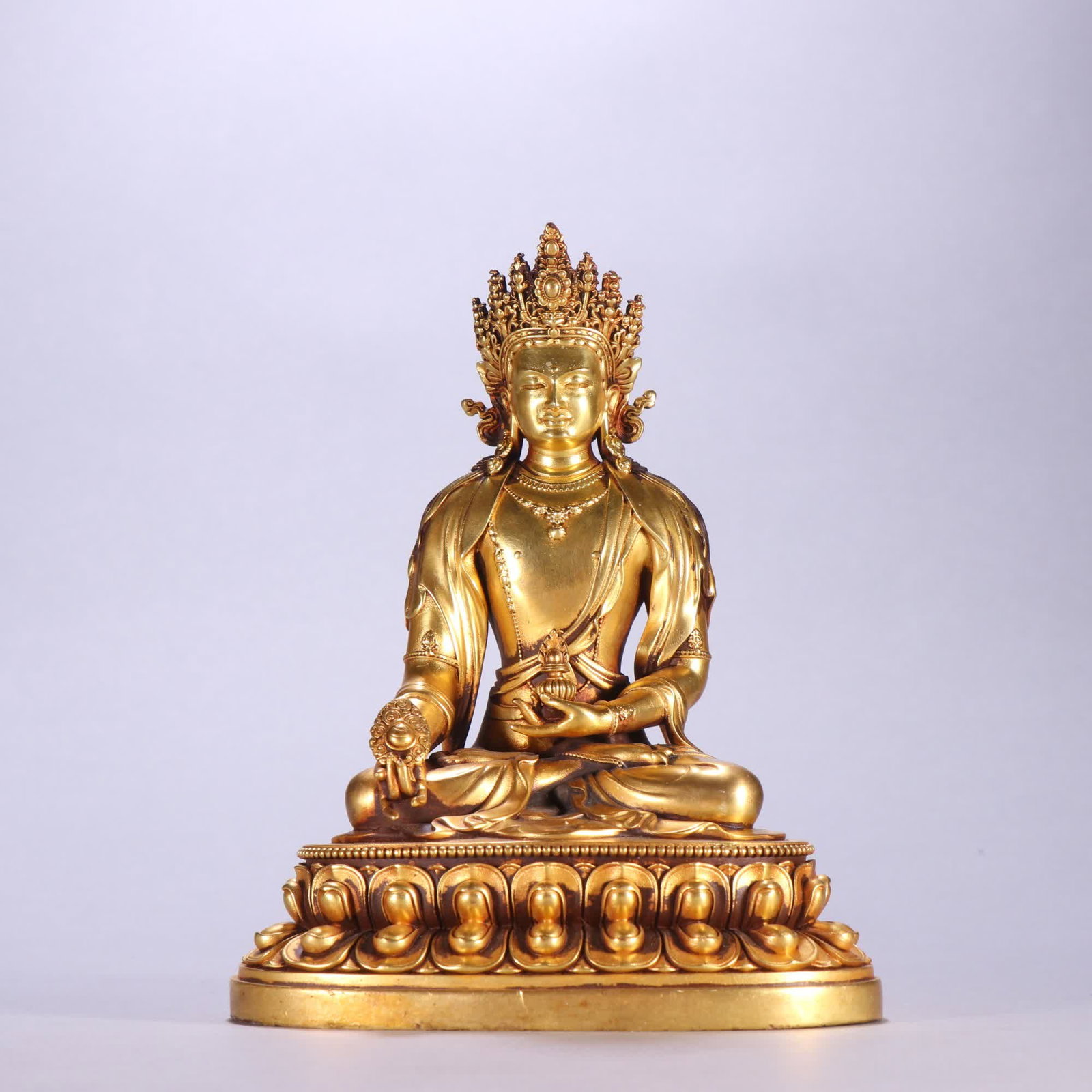 A bronze gilt Buddha statue of the Qing Dynasty: Qing Dynasty bronze gilt Buddha statue SIZE: H:16.5cm W:12.5cm W:1620g (The Dimensions Of All Batches Are Manually Measured.If You Need More Detailed Information, Please Contact Our Customer Service B