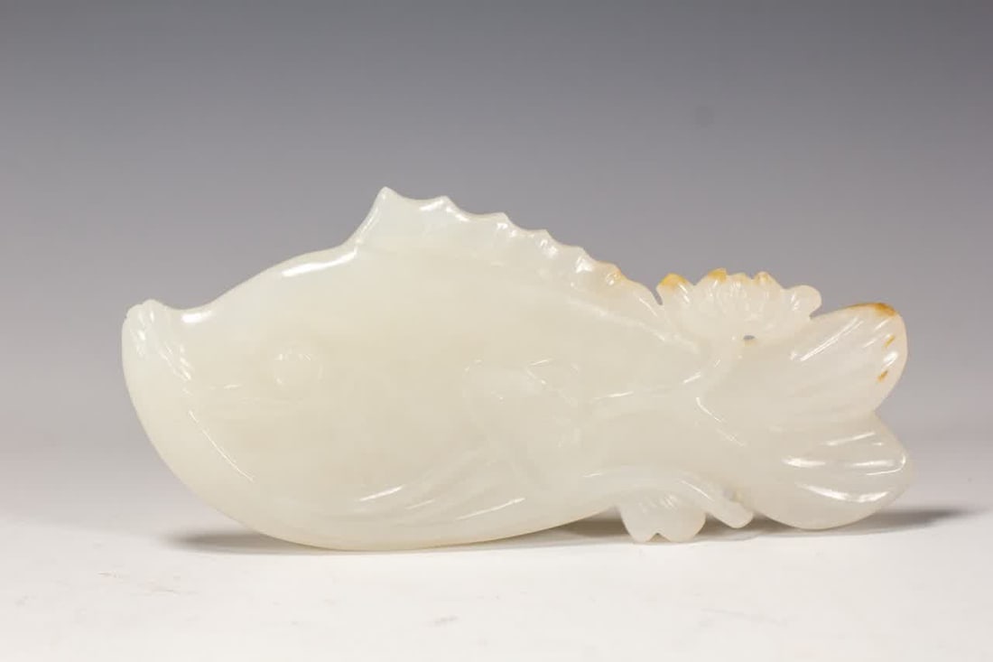 A piece of Hetian jade fish in the Qing Dynasty: Qing Dynasty Hetian jade fish SIZE: L:10cm W:4cm W:60g (The Dimensions Of All Batches Are Manually Measured.If You Need More Detailed Information, Please Contact Our Customer Service Before Bidding.)