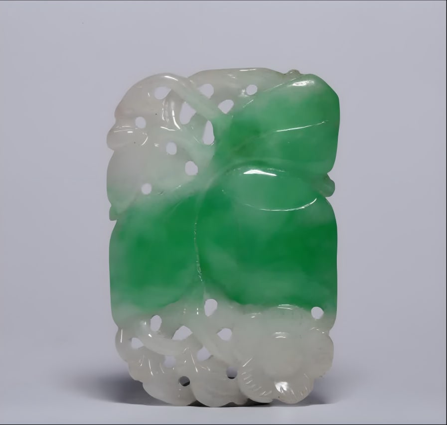 A Qing Dynasty jade longevity pattern card: Qing Dynasty jade multi-life pattern brand natural jadeite, delicate texture, emerald color dripping. The carved longevity peach pattern is vivid, the meaning is auspicious, the skin is first-class, t