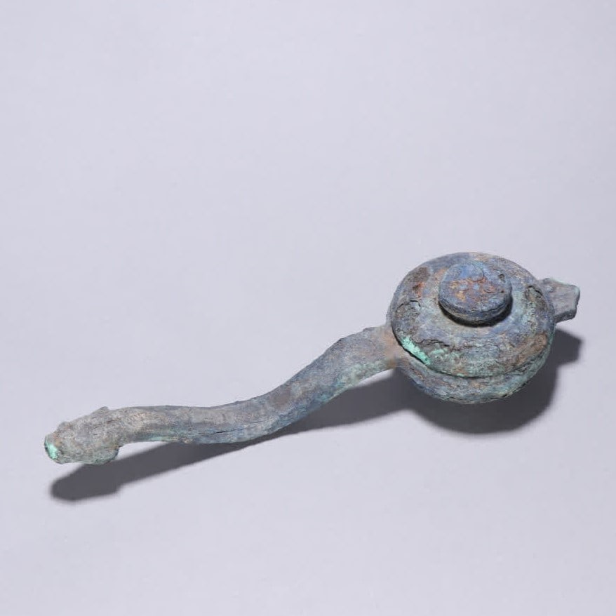 A Han Dynasty bronze dragon head spoon: Han Dynasty bronze dragon head spoon SIZE: L:22cm W:6.5cm W:580g (The Dimensions Of All Batches Are Manually Measured.If You Need More Detailed Information, Please Contact Our Customer Service Before 