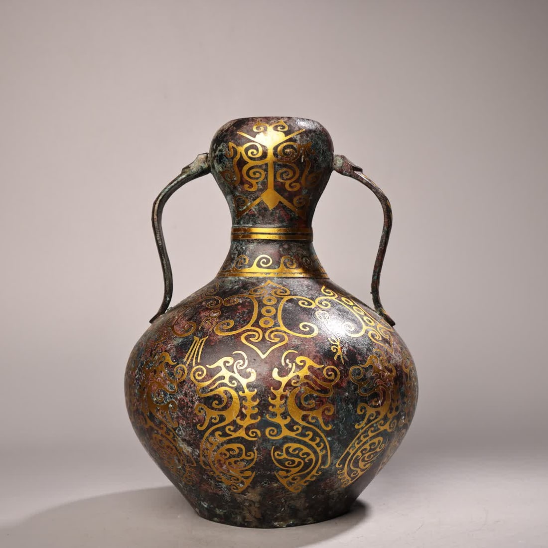 A Han Dynasty bronze vase (1 of 11)