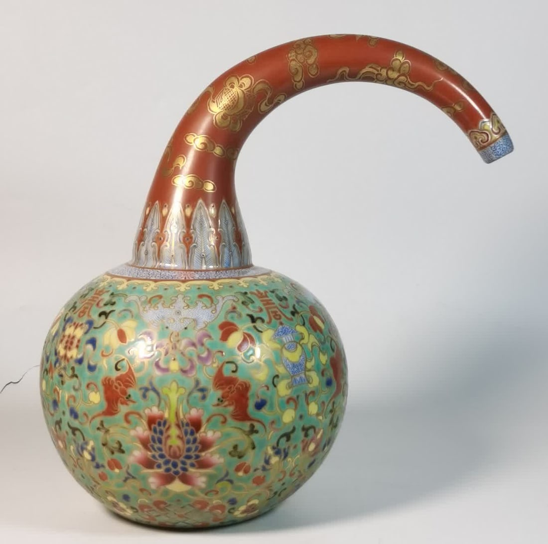 A Qing Dynasty Qianlong enamel green background passionflower longevity pattern backflow pot: Qing Dynasty Qianlong enamel green ground passionflower longevity pattern inverted flow pot SIZE: H: 24cm Belly diameter 16cm (The Dimensions Of All Batches Are Manually Measured.If You Need More Deta
