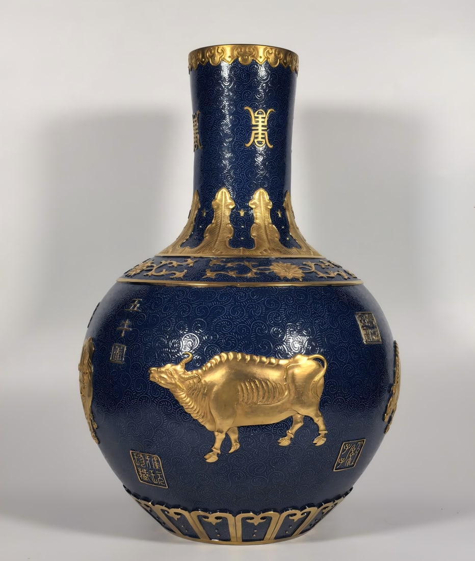 A Qing Dynasty Qianlong enamel blue glaze carved five-cow picture Tianqiu vase (1 of 9)