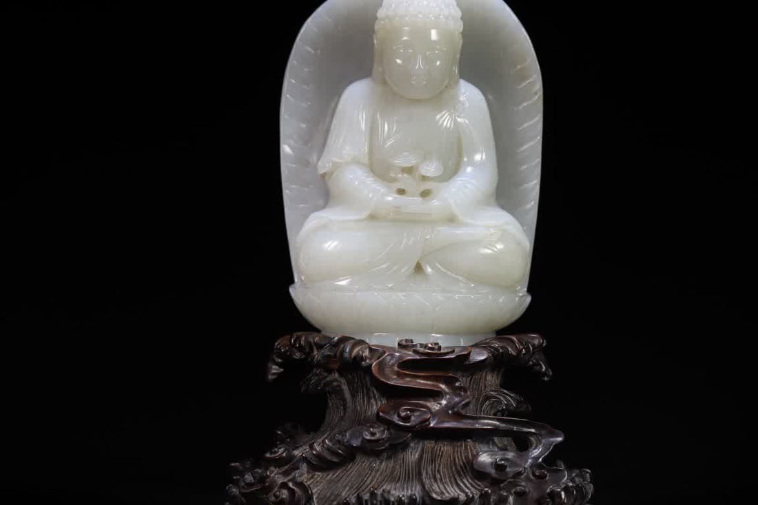 A Qing Dynasty white jade Shakyamuni Buddha ornament: Qing Dynasty White Jade Shakyamuni Buddha Ornament (Single Jade Height 14*8*3.4 Weight 682) The jade is warm, like congealed fat, the pulp is mellow, the Buddha's high bun spiral hair, big ears and sh